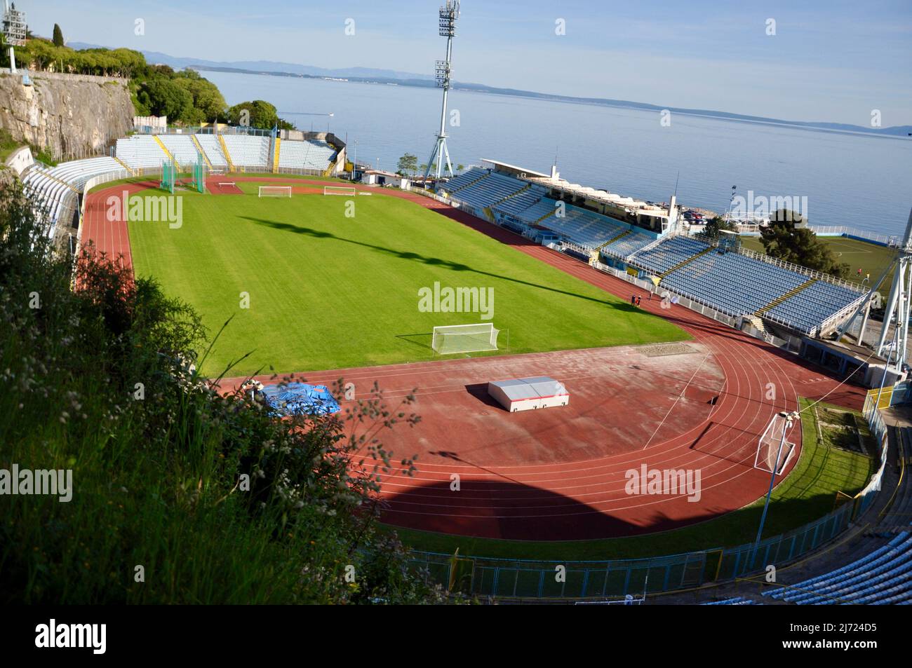 RIJEKA, CROAZIA - 11 MAGGIO 2021: Attraente uno stadio di calcio unico della NK Rijeka. Lo stadio Kantrida si trova tra una grande roccia e il mare Foto Stock