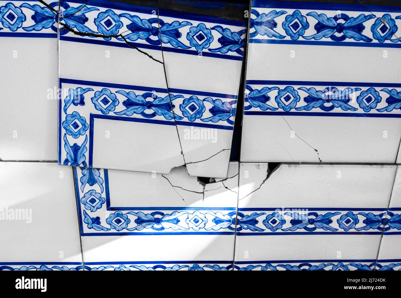 Piastrelle incrinate, piastrelle rotte, piastrelle danneggiate con ornamento andaluso tradizionale situato all'aperto come decorazione pubblica a Siviglia, Andalusia, Spagna Foto Stock