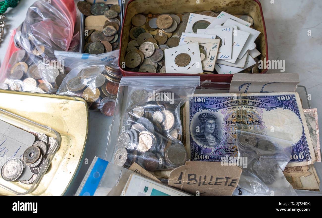 Vecchie banconote e monete spagnole antiche vendute al mercato delle pulci di Siviglia, Spagna Foto Stock