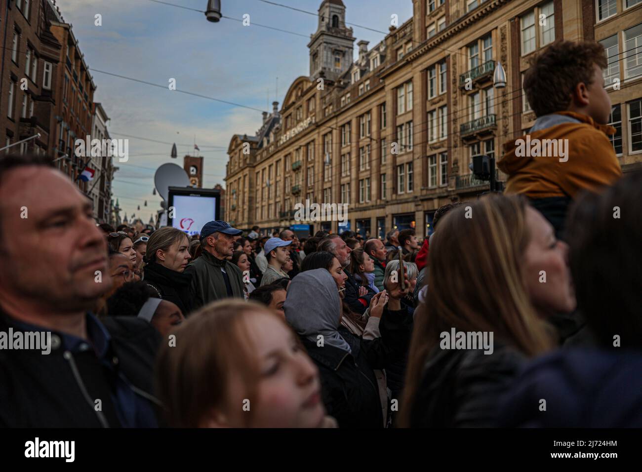 2022-05-04 19:58:19 04-05-2022 AMSTERDAM - su Piazza Dam ad Amsterdam c'è un giorno nazionale annuale della memoria con due minuti di silenzio.Foto: ANP / Hollandse Hoogte / Inter Visual Studio netherlands out - belgio out Foto Stock