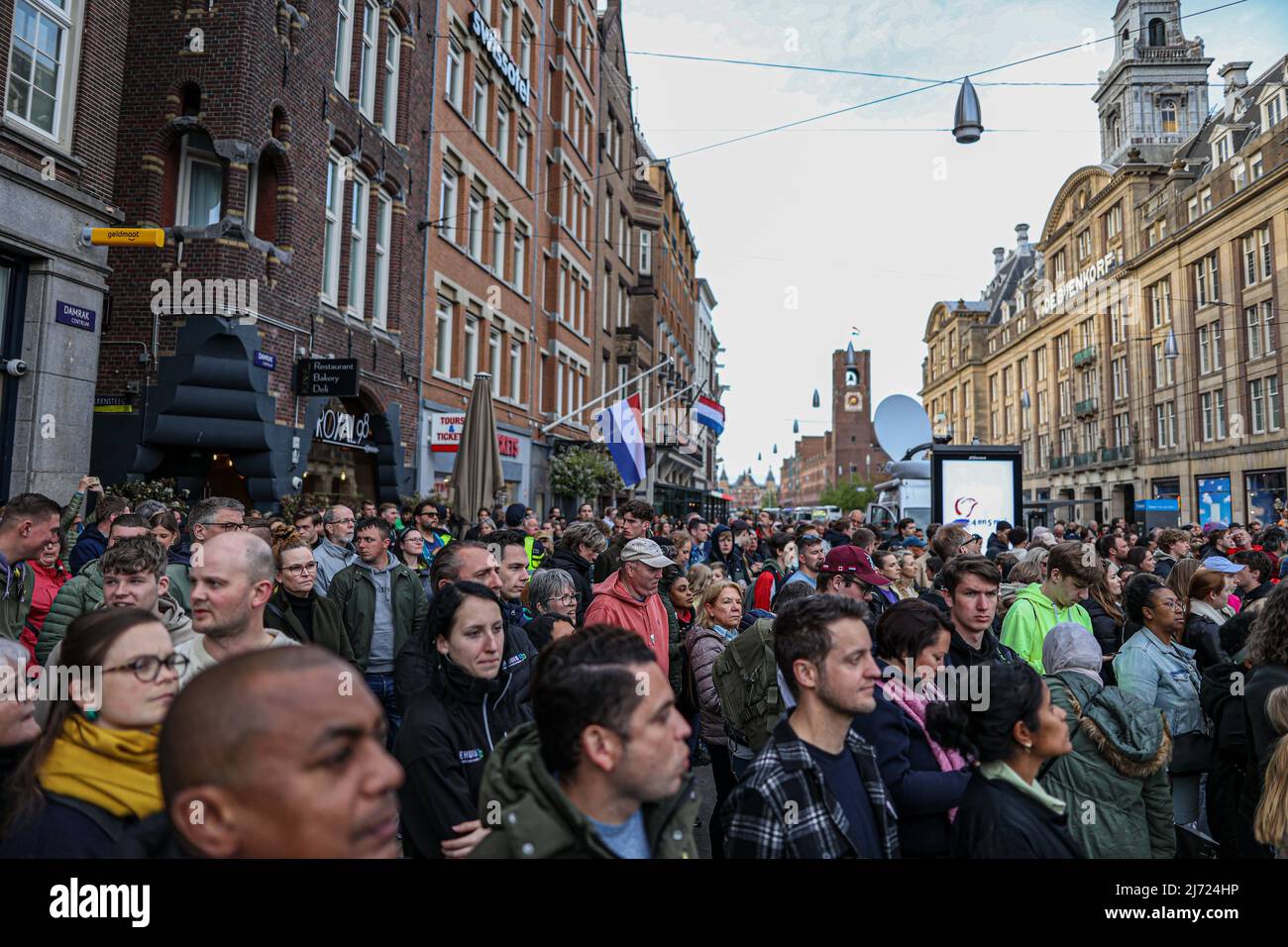 2022-05-04 19:42:22 04-05-2022 AMSTERDAM - su Piazza Dam ad Amsterdam c'è un giorno nazionale annuale della memoria con due minuti di silenzio.Foto: ANP / Hollandse Hoogte / Inter Visual Studio netherlands out - belgio out Foto Stock