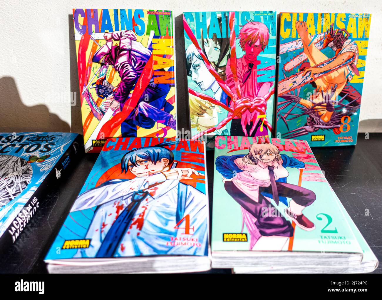 Chainsaw Man Manga libri in scaffale, fumetti giapponesi di Tatsuki Fujimoto Foto Stock