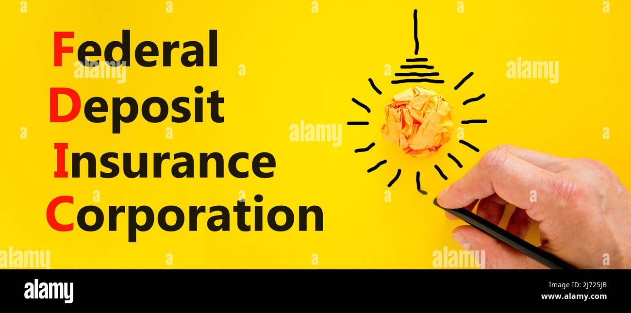 FDIC Federal Deposal Insurance Corporation simbolo. Concetto parole FDIC società federale di assicurazione dei depositi su sfondo giallo. Business FDIC federa Foto Stock