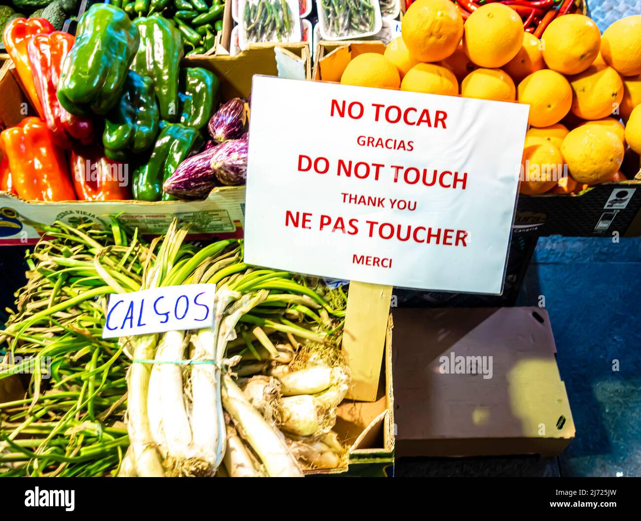 No tocar - non toccare - NE pas toucher segno sulla frutta verdura stalla in Mercado de Triana, Siviglia, Andalucia, Spagna Foto Stock