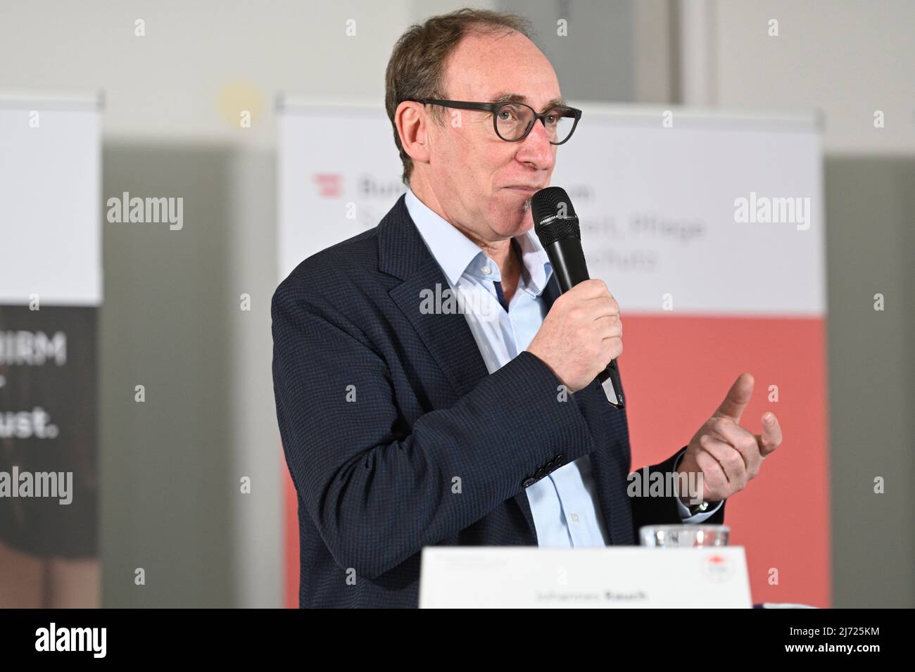 Vienna, Austria. 5th maggio 2022. Conferenza stampa Wohnschirm (Living Screen), una nuova offerta del Ministero degli Affari sociali per la sicurezza degli alloggi con Johannes Rauch (i verdi), Ministro degli Affari sociali. Questo è stato offerto dall'inizio dell'anno al Ministero degli Affari sociali in tutta l'Austria con il 'WOHNSCHIRM'. Durante la pandemia della corona sono emersi consigli e anche sostegno finanziario per i debiti d'affitto Foto Stock