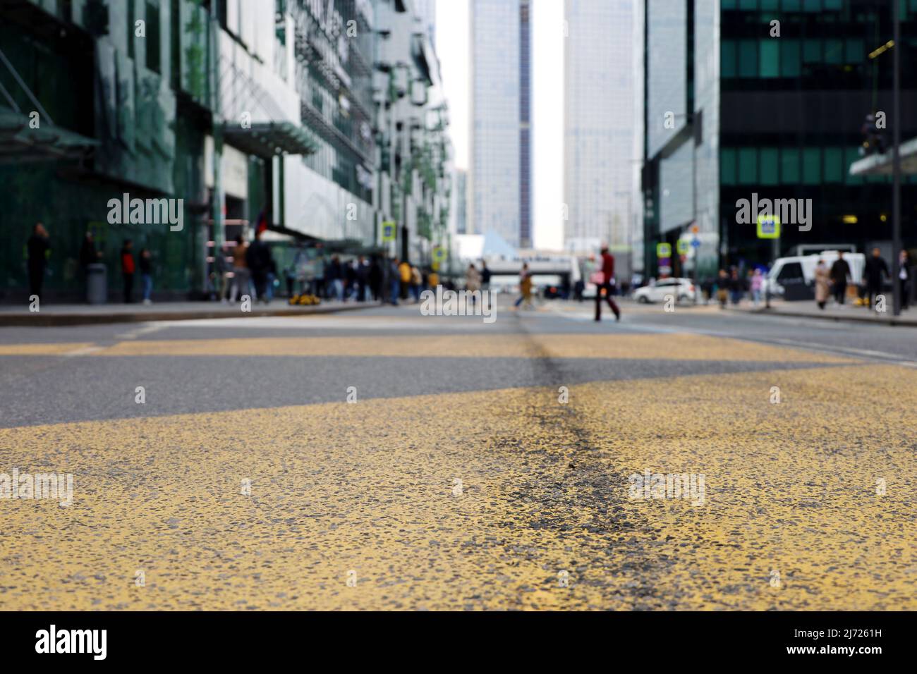 Vista sul centro affari, strada vuota in una città. Persone su una strada su sfondo grattacieli Foto Stock