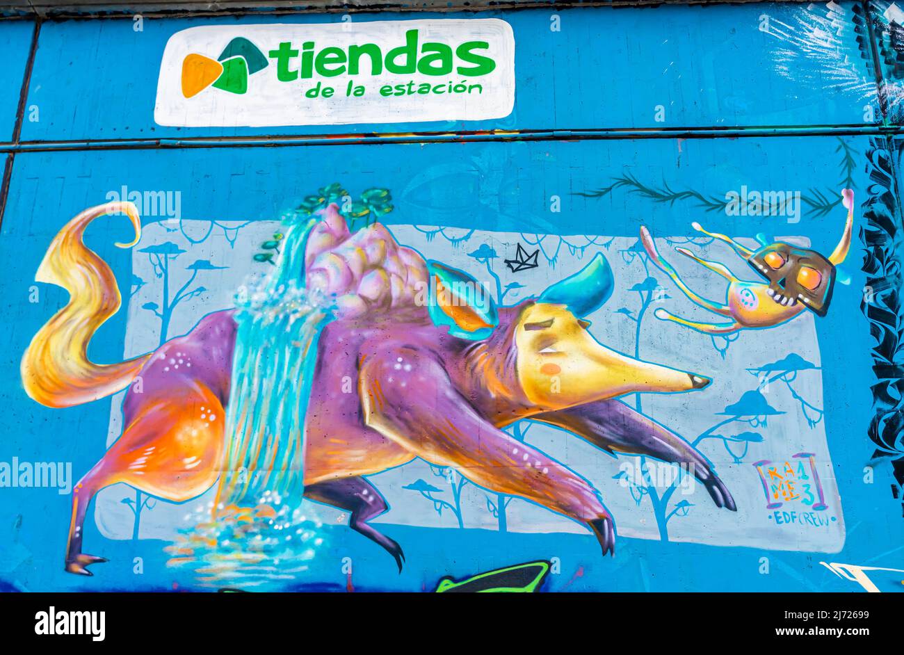 Murale con maiale volante, MOS, incontro di stili murales collettivi sul muro nel parcheggio vicino stazione ferroviaria Chamartin, Madrid, Spagna Foto Stock