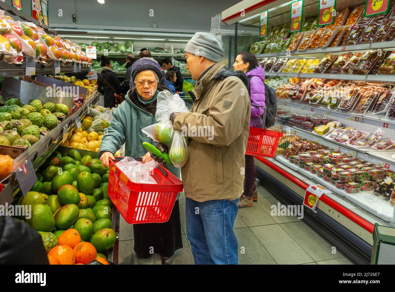 Parigi, Francia, Senior Chinese Couple Shopping nel supermercato Chinatown, 'Tang Freres', navate, fruttivendolo all'interno, design degli interni del supermercato, corridoi del negozio di alimentari in francia Foto Stock