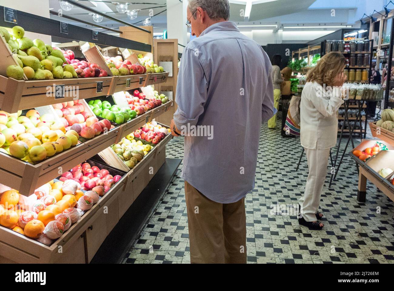 Parigi, Francia, People Shopping in French Grocery Store, le Bon Marché, grande Epicerie, "au bon marche", fruttivendolo all'interno della corsia, centro commerciale supermarche france Foto Stock