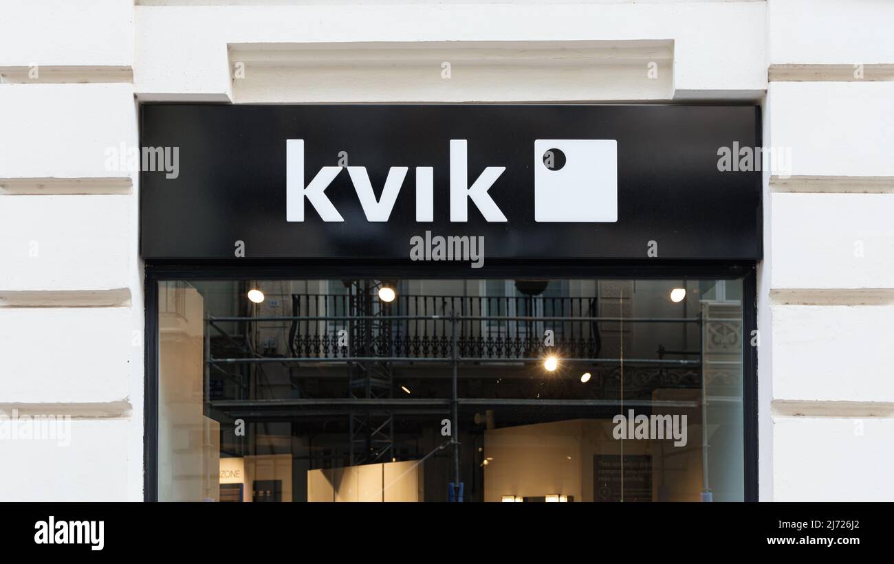 VALENCIA, SPAGNA - 05 MAGGIO 2022: Kvik è una società danese specializzata in cucine e bagni moderni a prezzi bassi Foto Stock