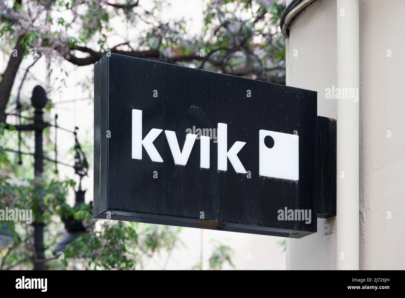 VALENCIA, SPAGNA - 05 MAGGIO 2022: Kvik è una società danese specializzata in cucine e bagni moderni a prezzi bassi Foto Stock