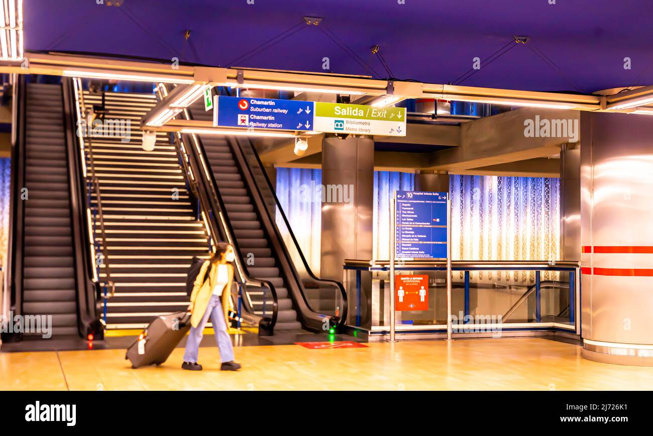 Passeggero femminile con bagaglio a Chamartín, la seconda stazione principale di Madrid. Metropolitana Madrid architettura, Spagna, Europa Foto Stock