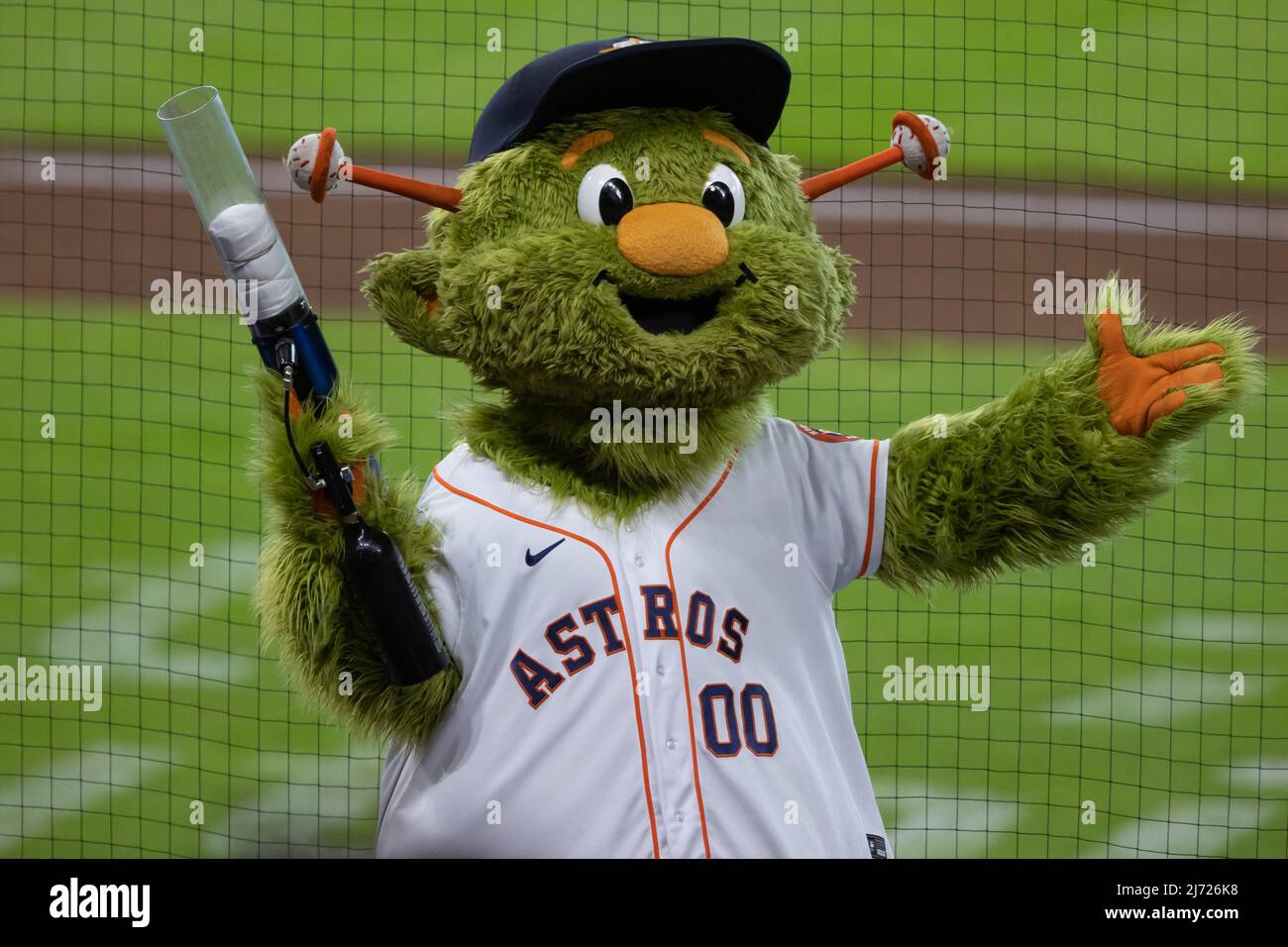 La mascotte di Houston Astros, Orbit, spara magliette nella folla nel mezzo del quinto inning contro i Seattle Mariners, mercoledì 4 maggio 2022, in Foto Stock