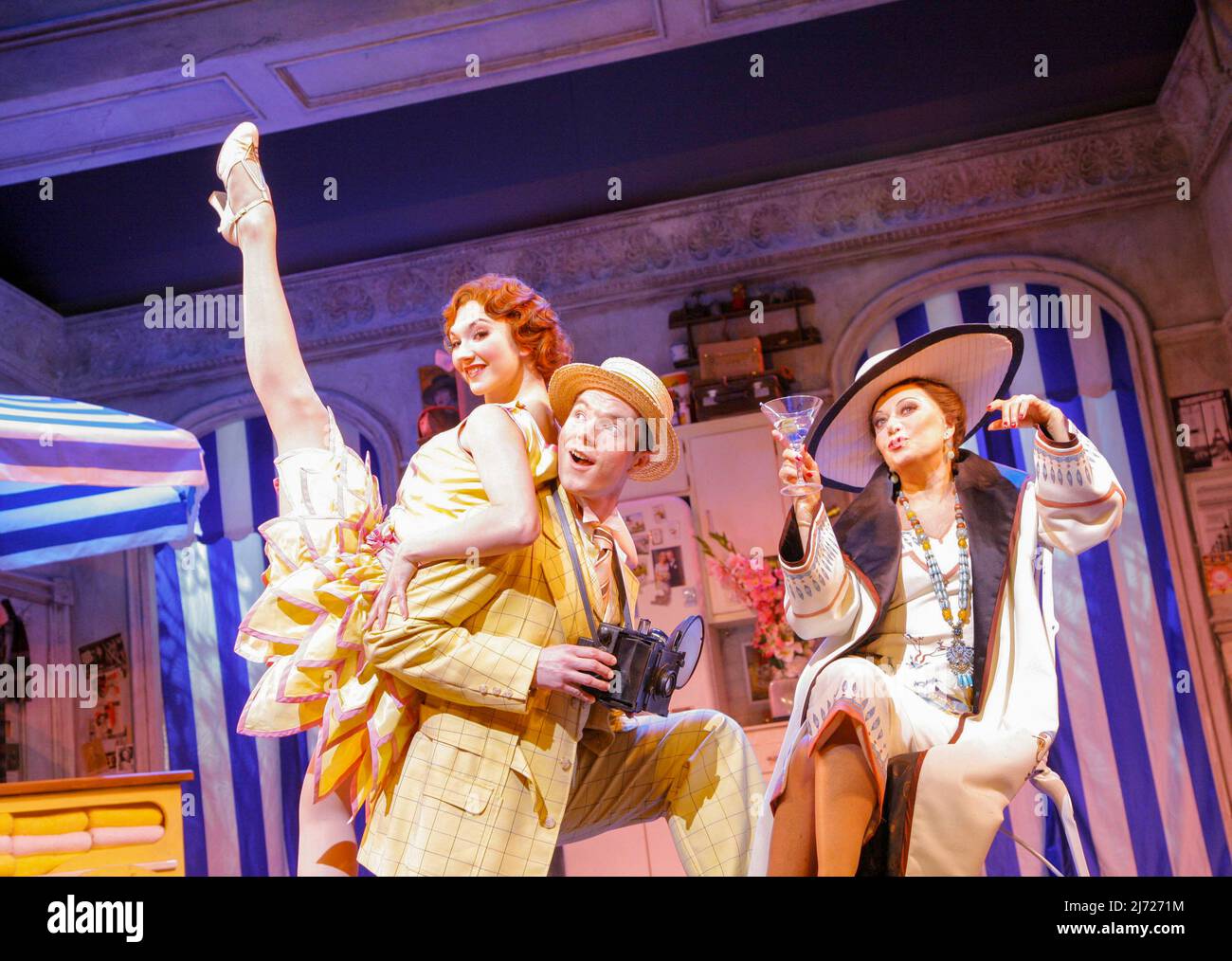 l-r: Summer Strallen (Janet Van De Graaff), Paul Iveson (ensemble), Elaine Paige (il sonnolento Chaperone) nel SONNOLENTO CHAPERONE al Novello Theatre, Londra WC2 06/06/2007 Musica: Lisa Lambert & Greg Morrison libro: Bob Martin & Don McKellar Set design: Casey Nicholaw costumi: Gregg Barnes Lighting: Ken Billington & Brian Monahan regista e coreografo: Casey Nicholaw Foto Stock