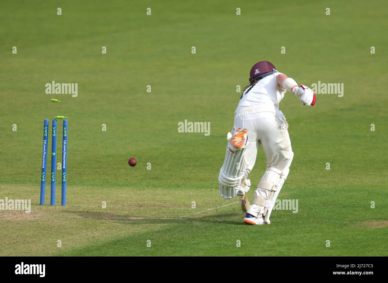 Londra, Regno Unito. Il 5 maggio 2022, il Surrey's Rory Burns si porta a casa per un singolo veloce, mentre Surrey prende il Northamptonshire nel campionato della contea al Kia Oval, il primo giorno. David Rowe/Alamy Live News. Foto Stock