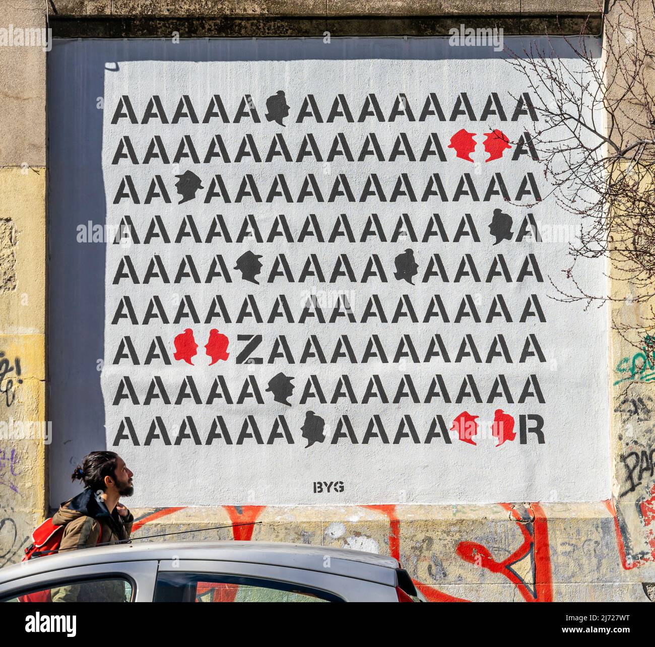 Il muro murale di Lavapiez, Madrid, con lavori murali astratti dell'artista collettivo BYG. Tema di Muros Tabacalera 2019 - Chance Foto Stock