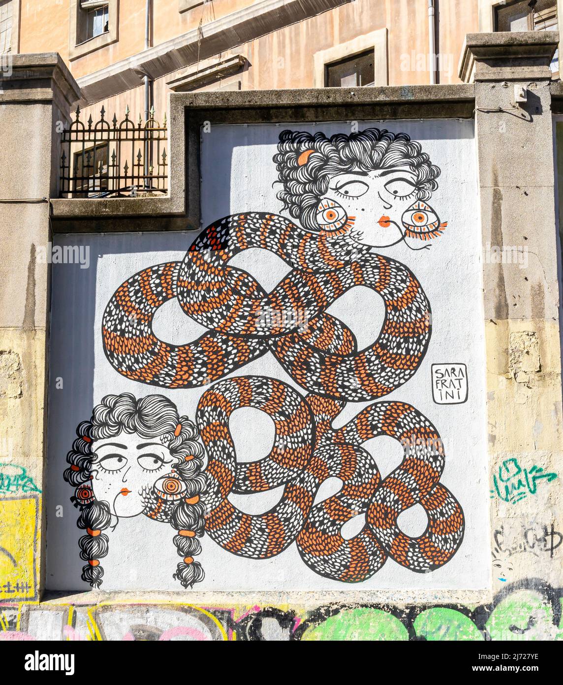 Il murale con serpenti a parete a Lavapiez, Madrid, con opere murali astratte dell'artista Sarah Fratini. Tema di Muros Tabacalera 2019 - Chance Foto Stock