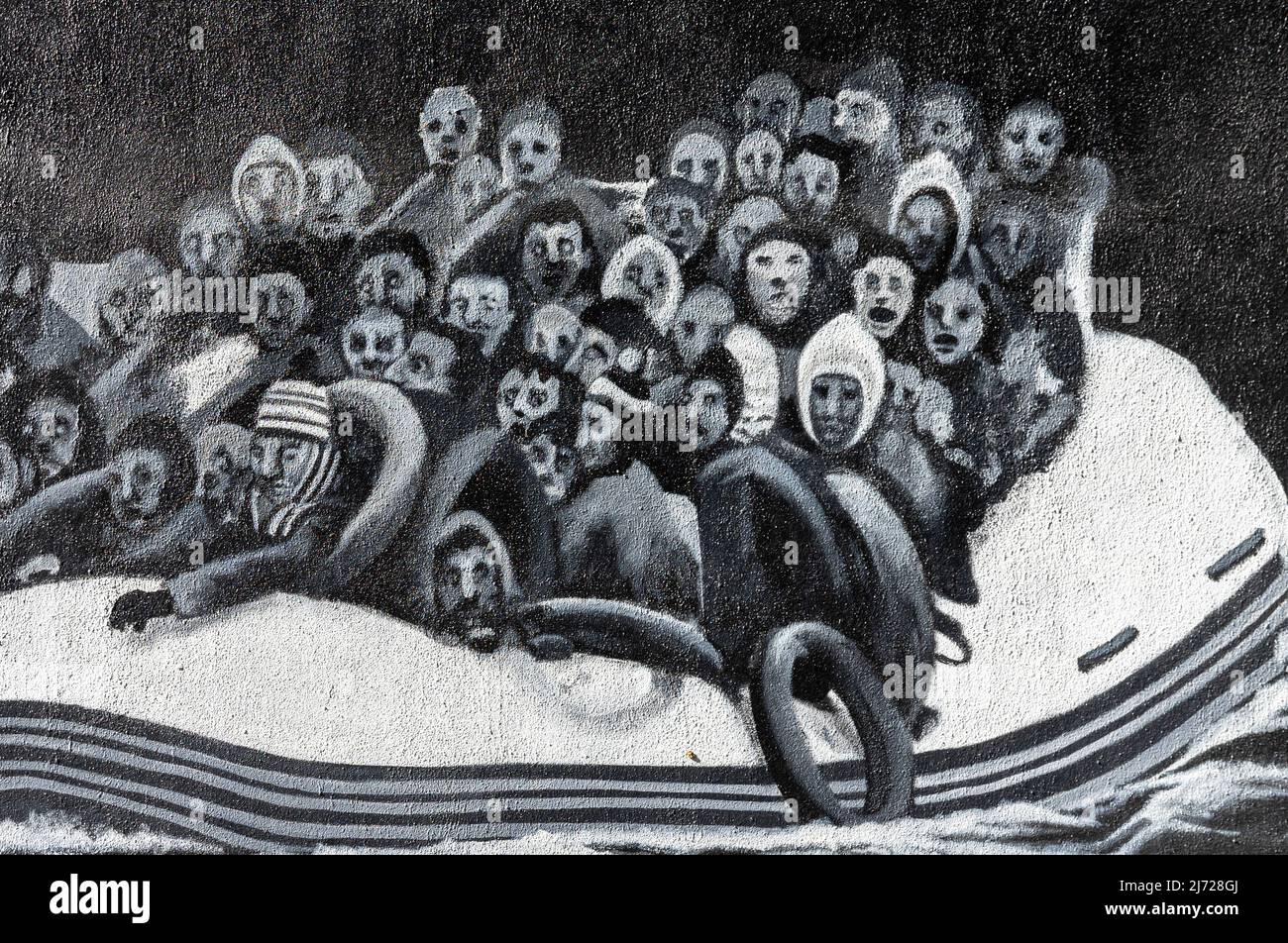 Il murale con persone in barca, bianco e nero, a Lavapiez, Madrid con opere murali dell'artista Yksuhc John. Tema di Muros Tabacalera 2019 - Chance Foto Stock