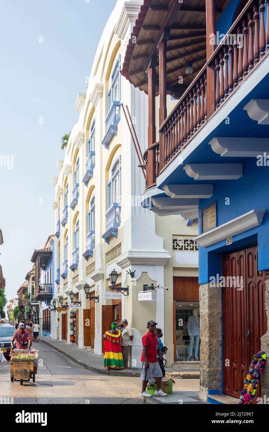 Strada colorata, Calle de la Iglesia, Old Cartagena, Cartagena, Bolivar, Repubblica di Colombia Foto Stock