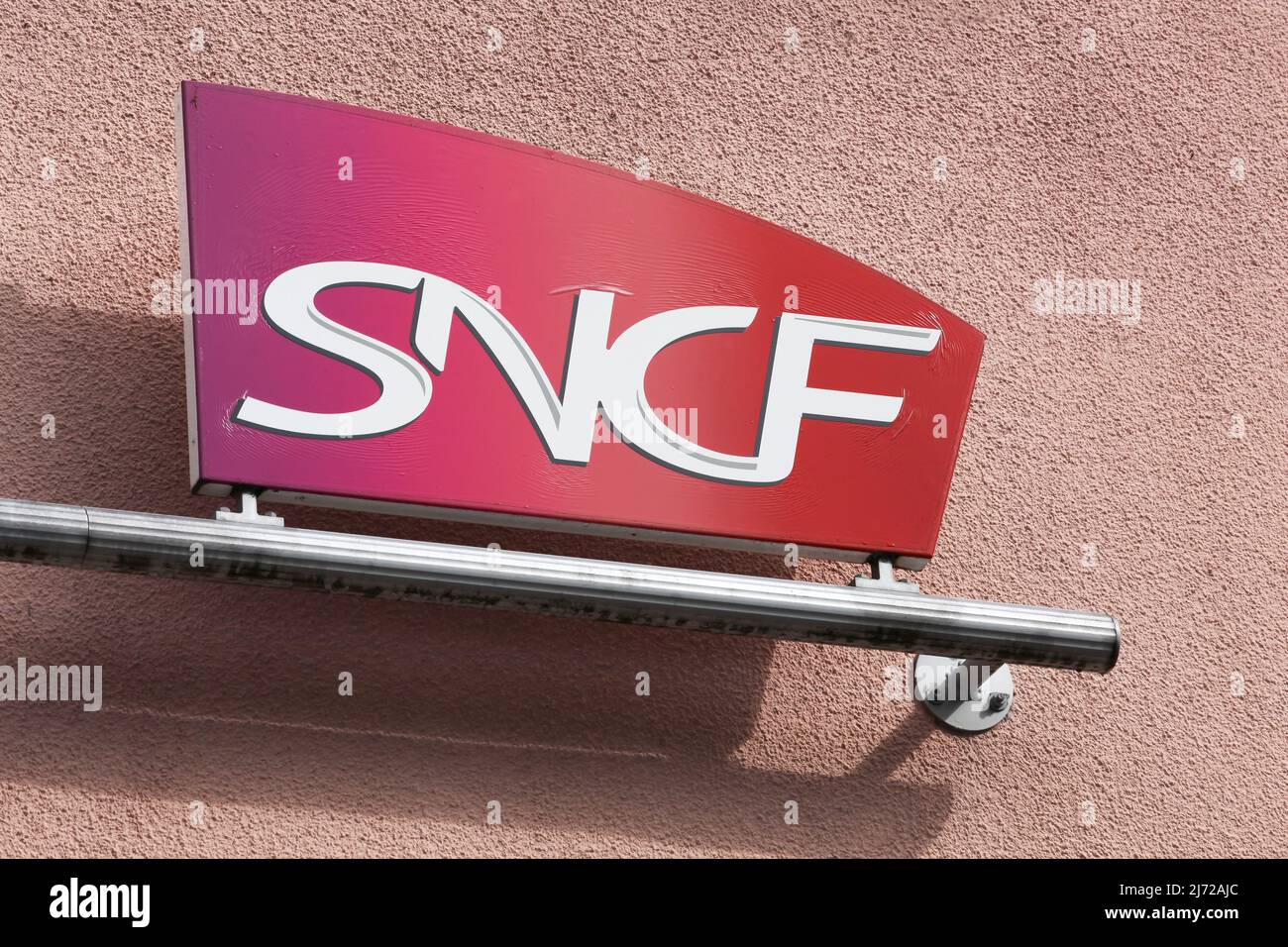 Creches, Francia - 22 settembre 2020: Logo SNCF su un muro. SNCF è la società nazionale delle ferrovie francesi in Francia Foto Stock