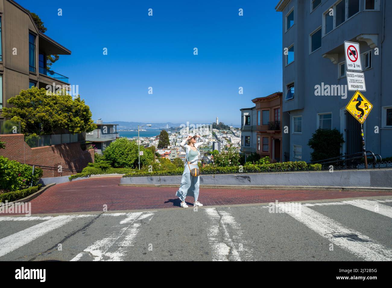 Giovane donna che è un turista in Lombard Street a San Francisco | Lifestyle Turismo Foto Stock