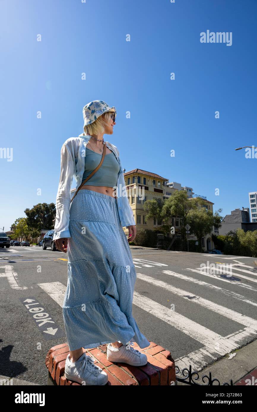Giovane donna che è un turista in Lombard Street a San Francisco | Lifestyle Turismo Foto Stock