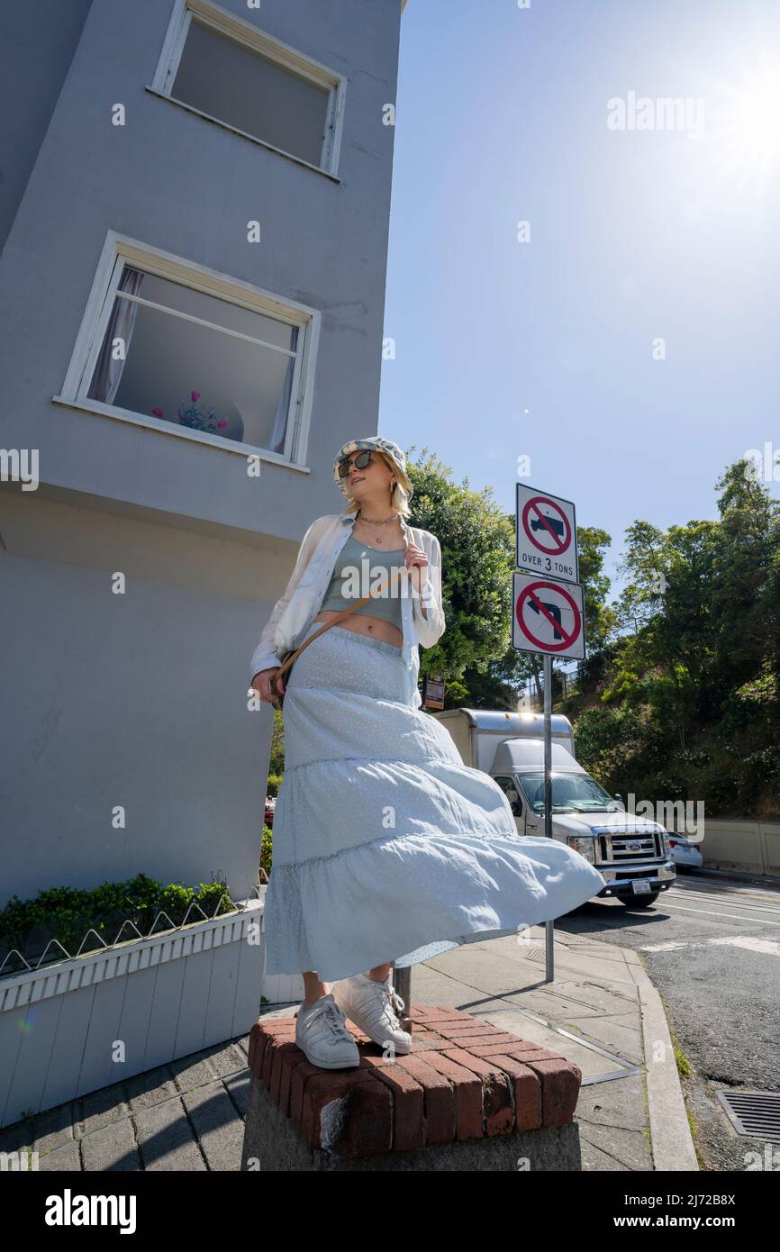 Giovane donna che è un turista in Lombard Street a San Francisco | Lifestyle Turismo Foto Stock