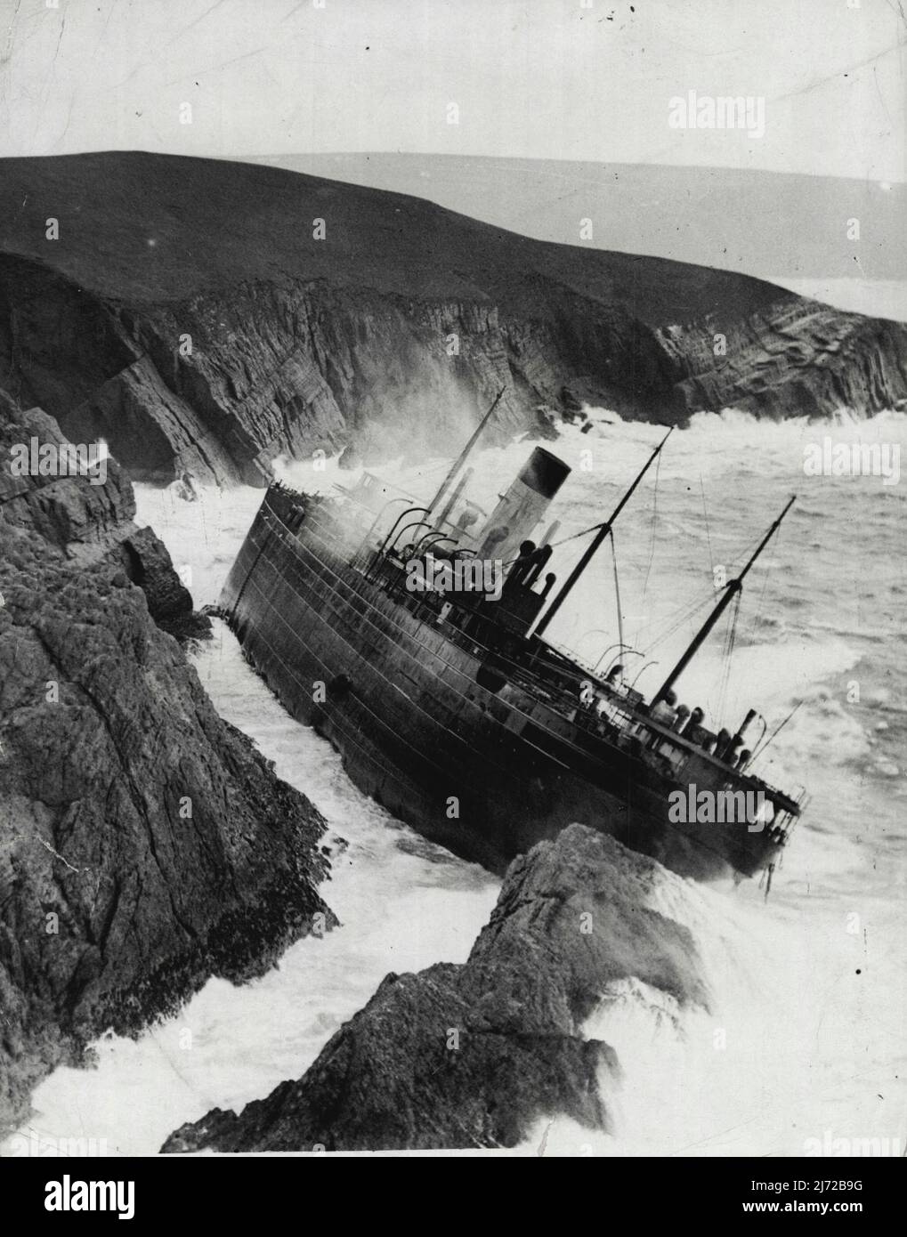 Rivestimento ***** Rocce durante Gale: Equipaggi ***** Escape -- il relitto Herefordshire martoriato dalle onde contro la costa rocciosa di Cardigan Island. Quattro marinai scozzesi hanno un'incredibile fuga dalla morte, quando la linea di linea di Bibby Herefordshire (7.217 tonnellate) in stoppa da Dartmouth al Clyde per essere spezzata, staccata dal tuga e deviata sulle rocce a Cardigan Island, Il canale di San Giorgio durante la grande galera che ha imperversato su tutta la costa. Maggio 21, 1934. (Foto di stampa associata). Foto Stock