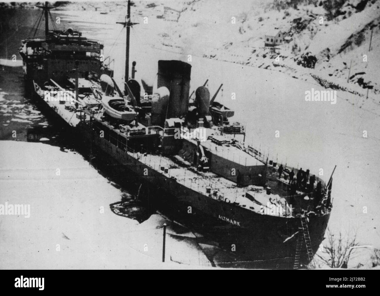 Il 'Altmark' nel fiordo norvegese - il 'Altmark' aground nel fiordo di Josing, Norvegia meridionale. Da Oslo è stato riferito che la nave-prigione nazista Altmark, dalla quale sono stati salvati 299 prigionieri britannici per azione di H.M.S. Cossack, è stato refloated a Josing Fjord, dove era andato aground. La Corte d'inchiesta marina norvegese sta tenendo un'indagine segreta sulla causa. Febbraio 24, 1940. Foto Stock