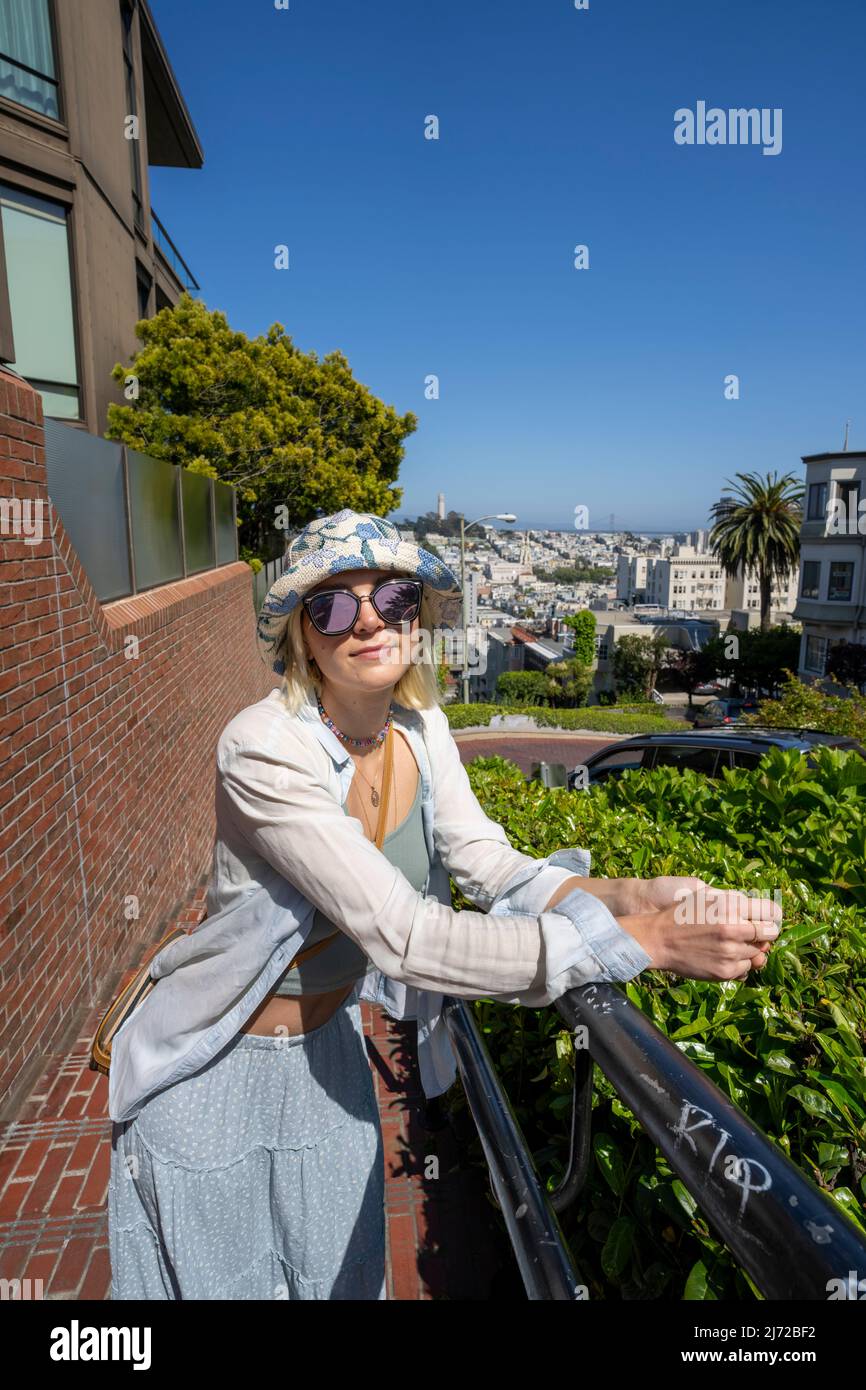 Giovane donna che è un turista in Lombard Street a San Francisco | Lifestyle Turismo Foto Stock