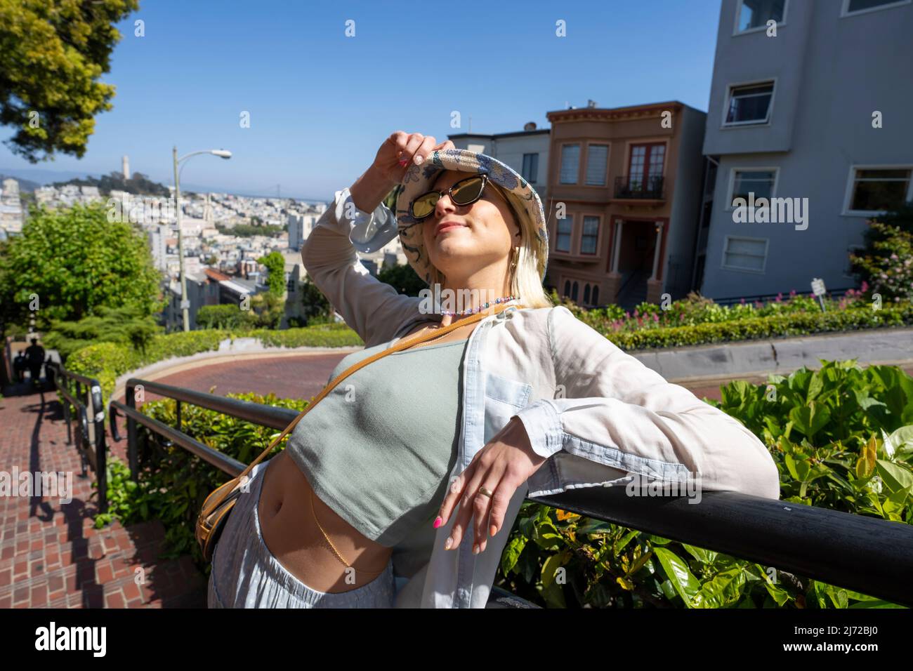 Giovane donna che è un turista in Lombard Street a San Francisco | Lifestyle Turismo Foto Stock