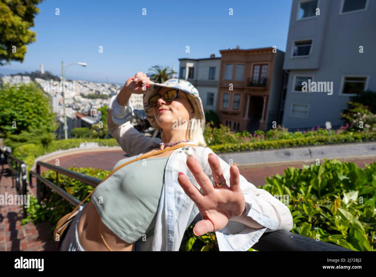 Giovane donna che è un turista in Lombard Street a San Francisco | Lifestyle Turismo Foto Stock