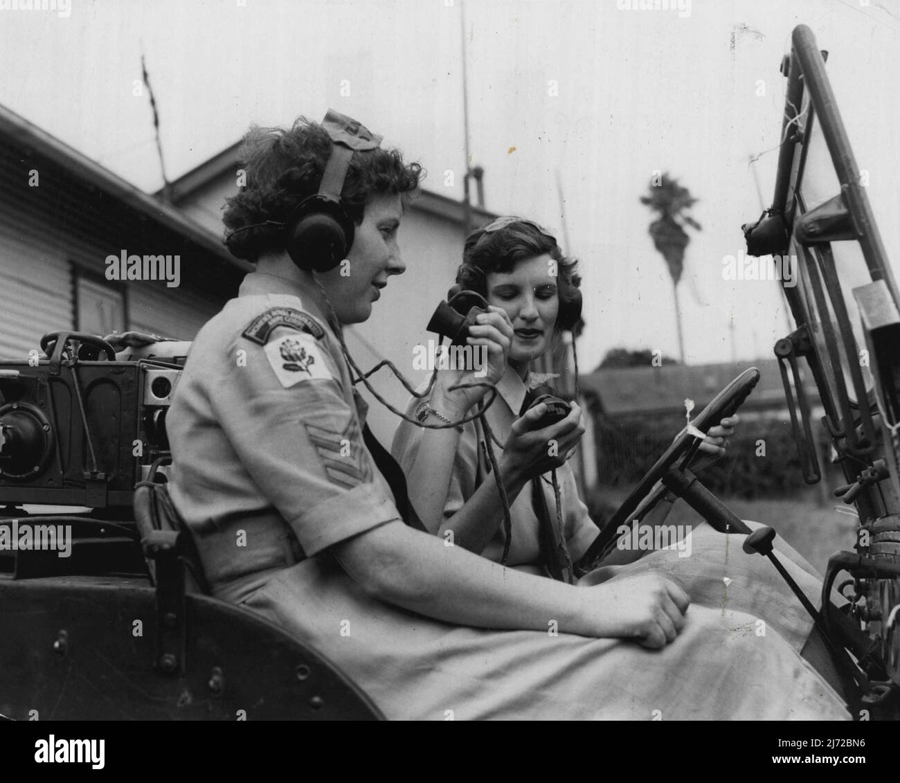 I sergeants Nora Fisher e Barbara McGovern in uno dei jeep usati nella lettura della mappa e nella manovra di funzionamento senza fili. Marzo 13, 1955. Foto Stock