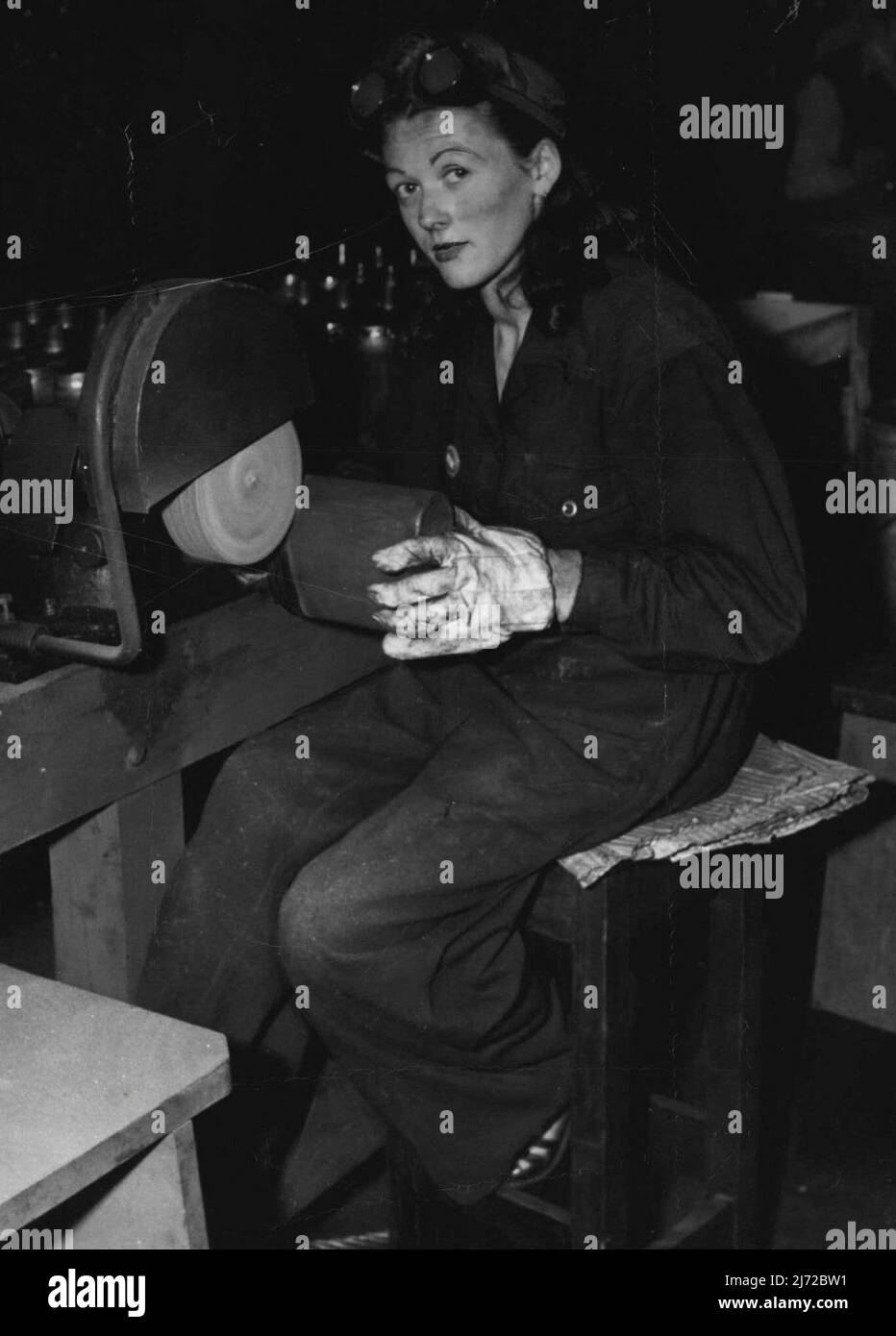 Women in War Industry - Miss Irene Reay al lavoro sulla pietra di terra. Maggio 15, 1942. Foto Stock