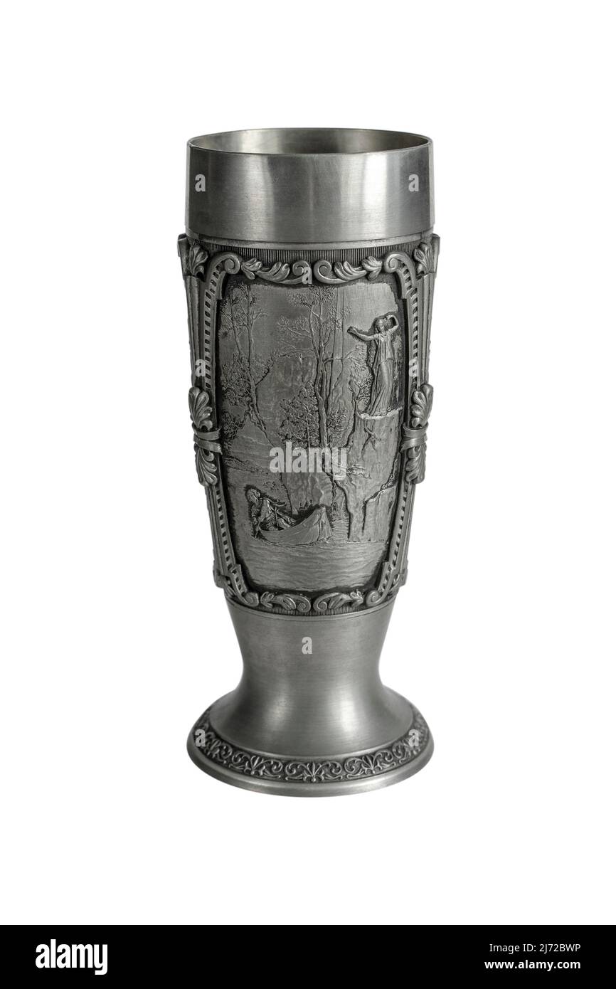 Calice d'argento medievale isolato con bassorilievo su sfondo bianco. Foto con una profondità di campo poco profonda Foto Stock