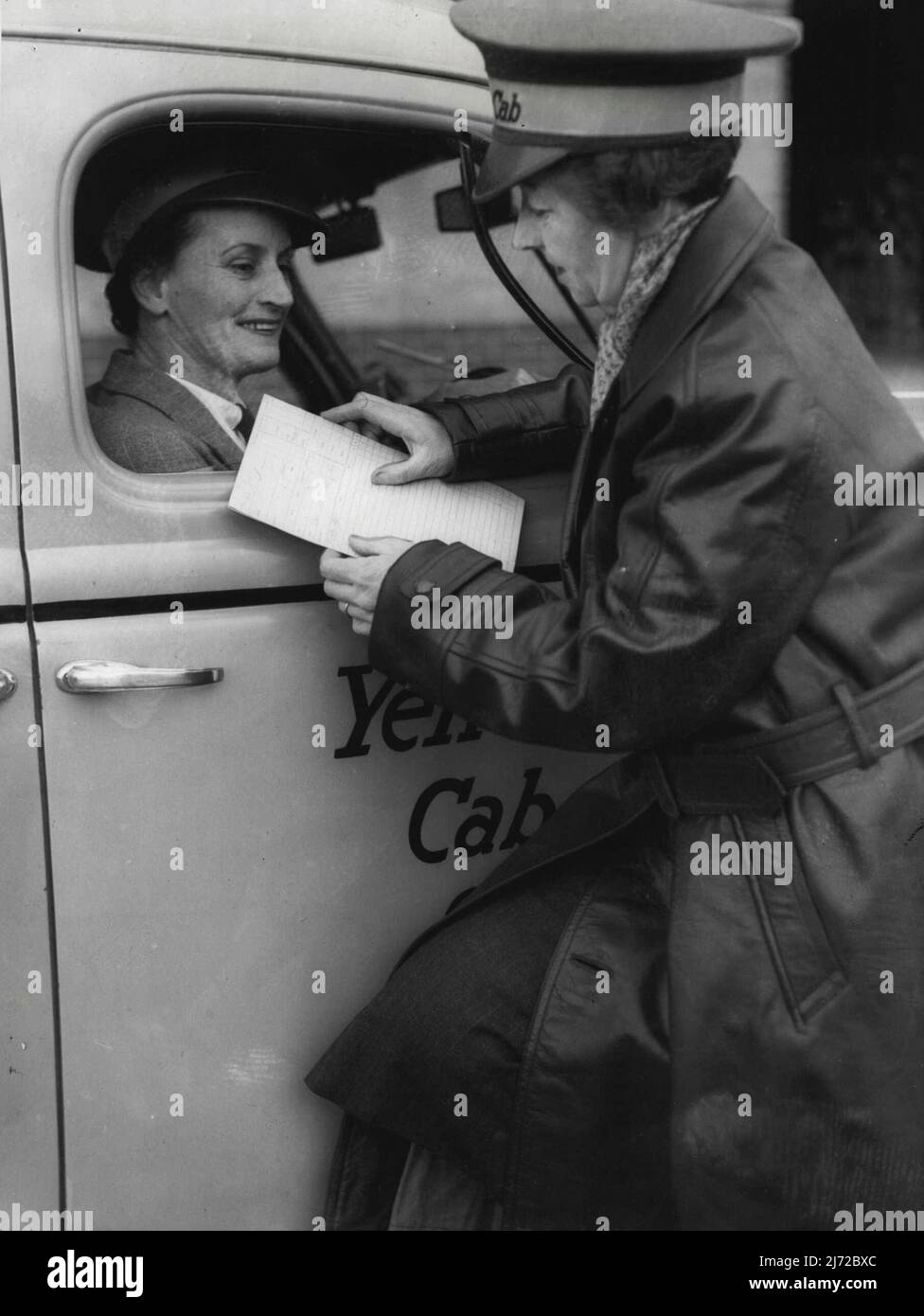 Due tassisti donne che hanno sostituito gli uomini sul Melbourne Yellow Taxi Service. Altre 12 donne saranno presto impiegate da questa società. Luglio 09, 1942. Foto Stock