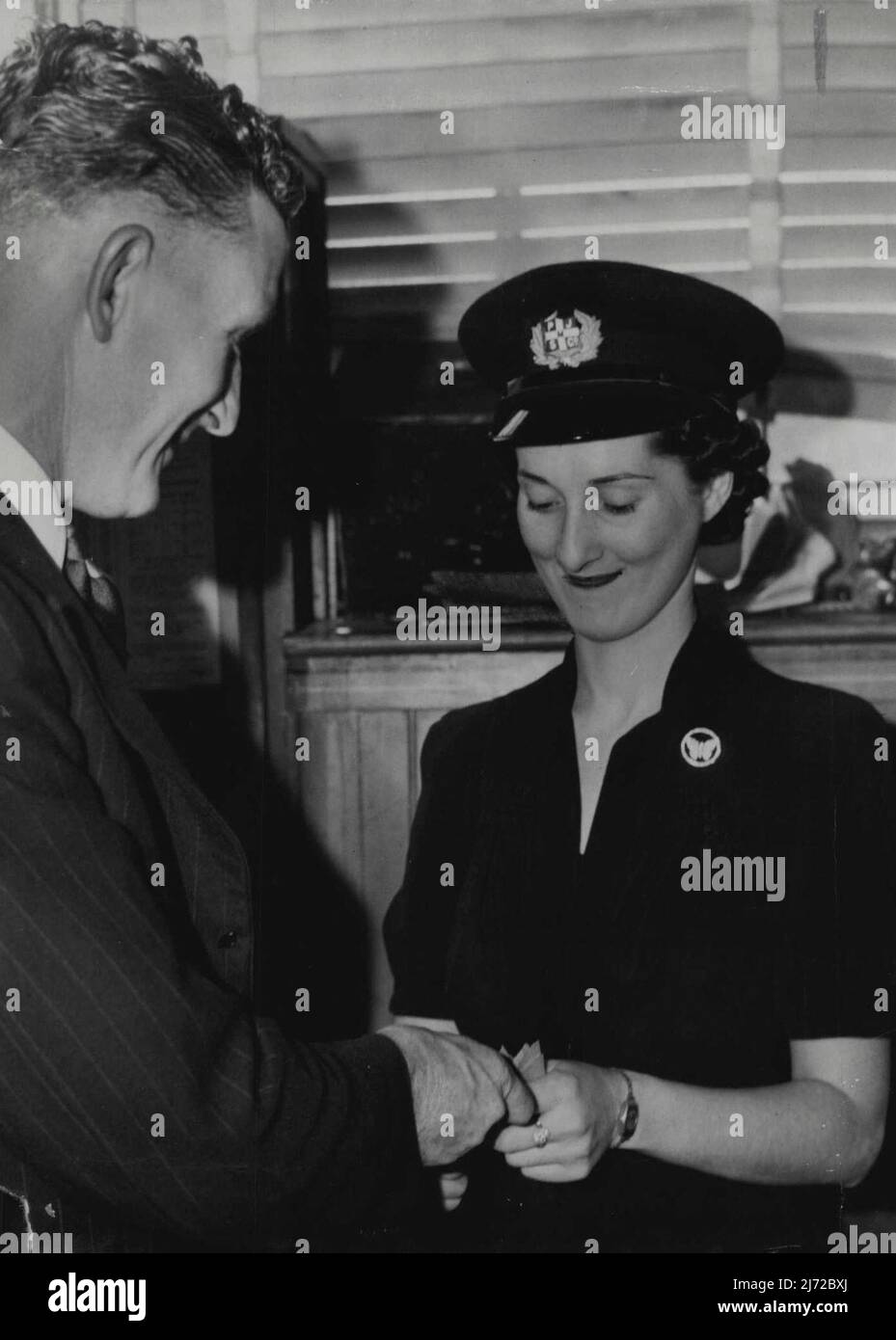 Miss Muriel Knee, biglietti per la scansione al Molly Ferry Wharf. Gennaio 14, 1942. Foto Stock