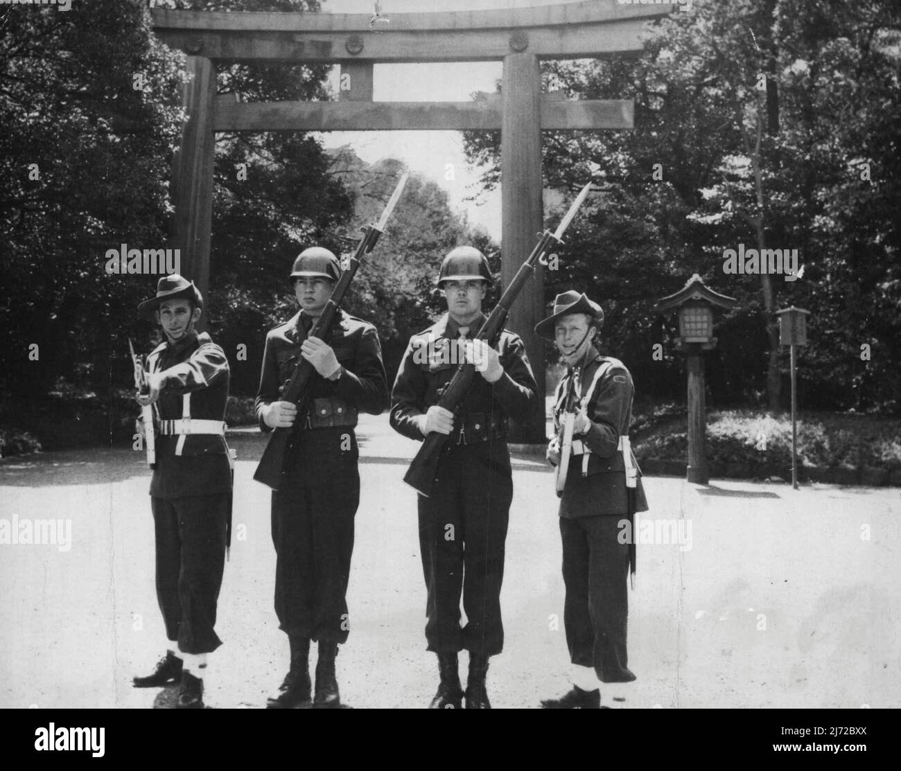 GIS e Aussies Guardia Santuario di Tokyo -- Pvt. Harry Hill, Newcastle, Australia; PFC Robert E. Schoon, Palmer, IA.; Pvt. Emmet L. Framer, Dangannon, Va. e Pvt. Bill Taylor, Melbourne, Australia, (da sinistra a destra) si trova di fronte al Santuario Meiji di Tokyo. Il Santuario è stato aperto per la prima volta al personale di occupazione alleato. Gli americani e gli australiani sono stati assegnati a custodire la loro esistenza. Questi soldati australiani e americani sono stati assegnati a stare in guardia di fronte al Santuario Meiji, Tokio, che è stato aperto per la prima volta al personale di occupazione alleato. Luglio 5, 1947. (Pho Foto Stock