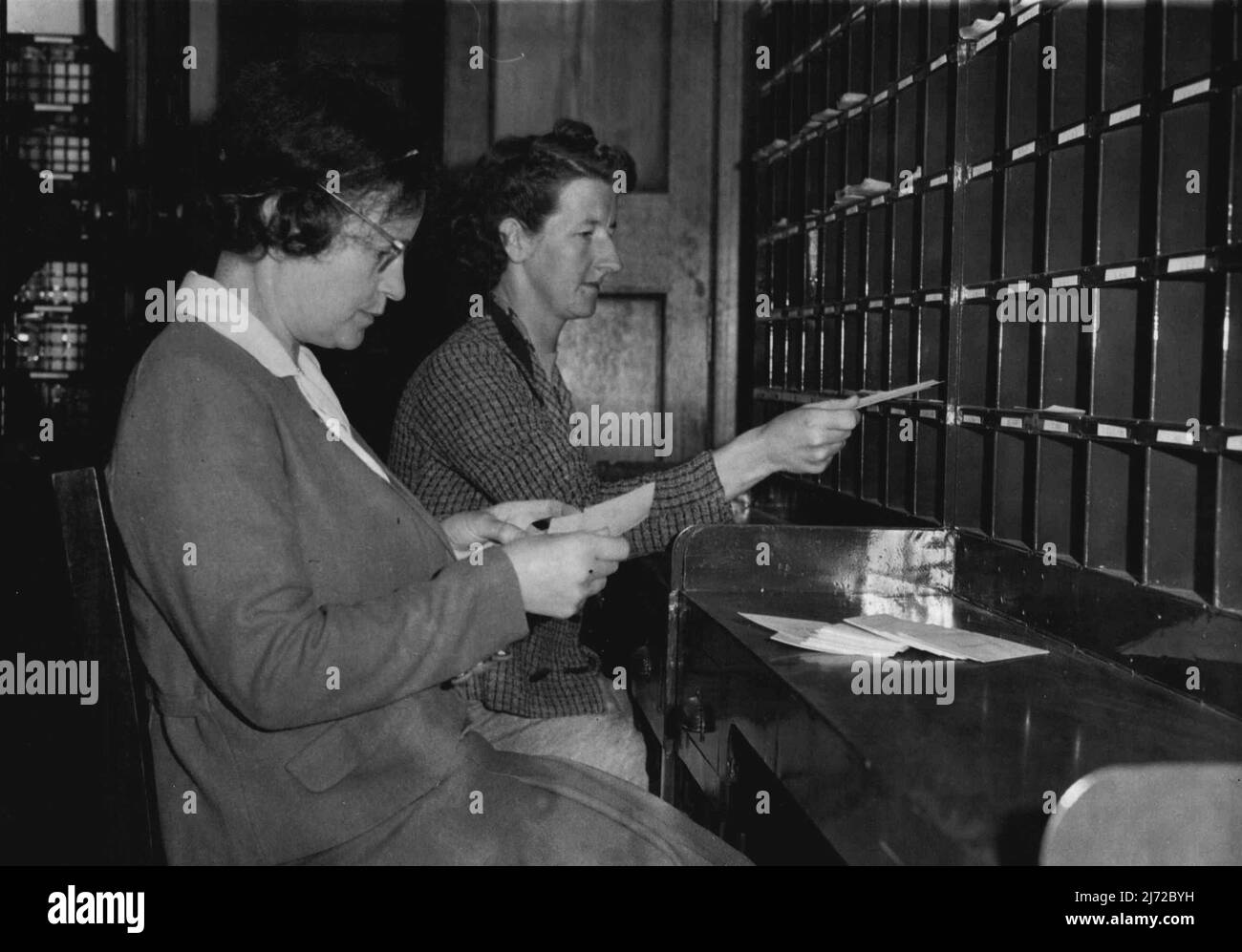 Donne commercianti (sostituendo uomini chiamati in su per servizio di guerra) - Servizio di guerra australiano. Novembre 30, 1942. Foto Stock