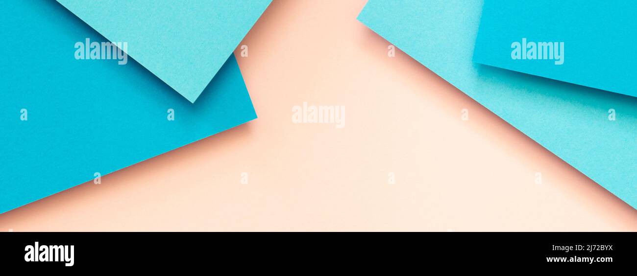 Carte astratte a colori geometria fondo piatto composizione con linee e forme di colore azzurro e rosa pallido. Vista dall'alto Foto Stock