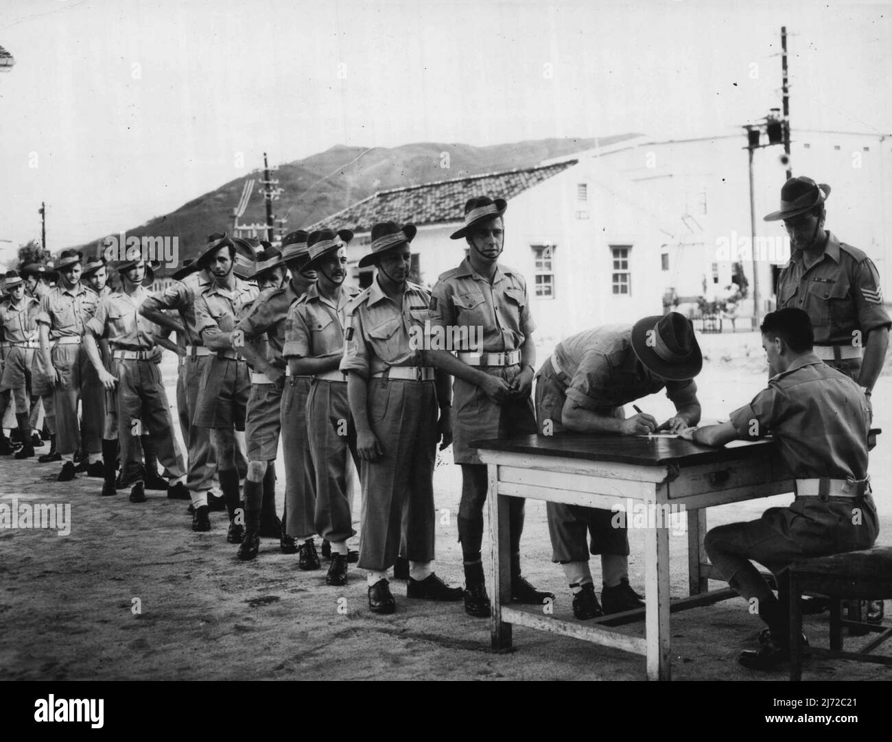 Dopo il volontariato alla settimana e per il servizio operativo in Corea, questi uomini di Battaglione 3, reggimento reale australiano, in Giappone, hanno aspettato il loro turno di iscriversi. Agosto 2, 1950. (Foto della sezione Relazioni pubbliche, sede centrale BCOF Giappone). Foto Stock