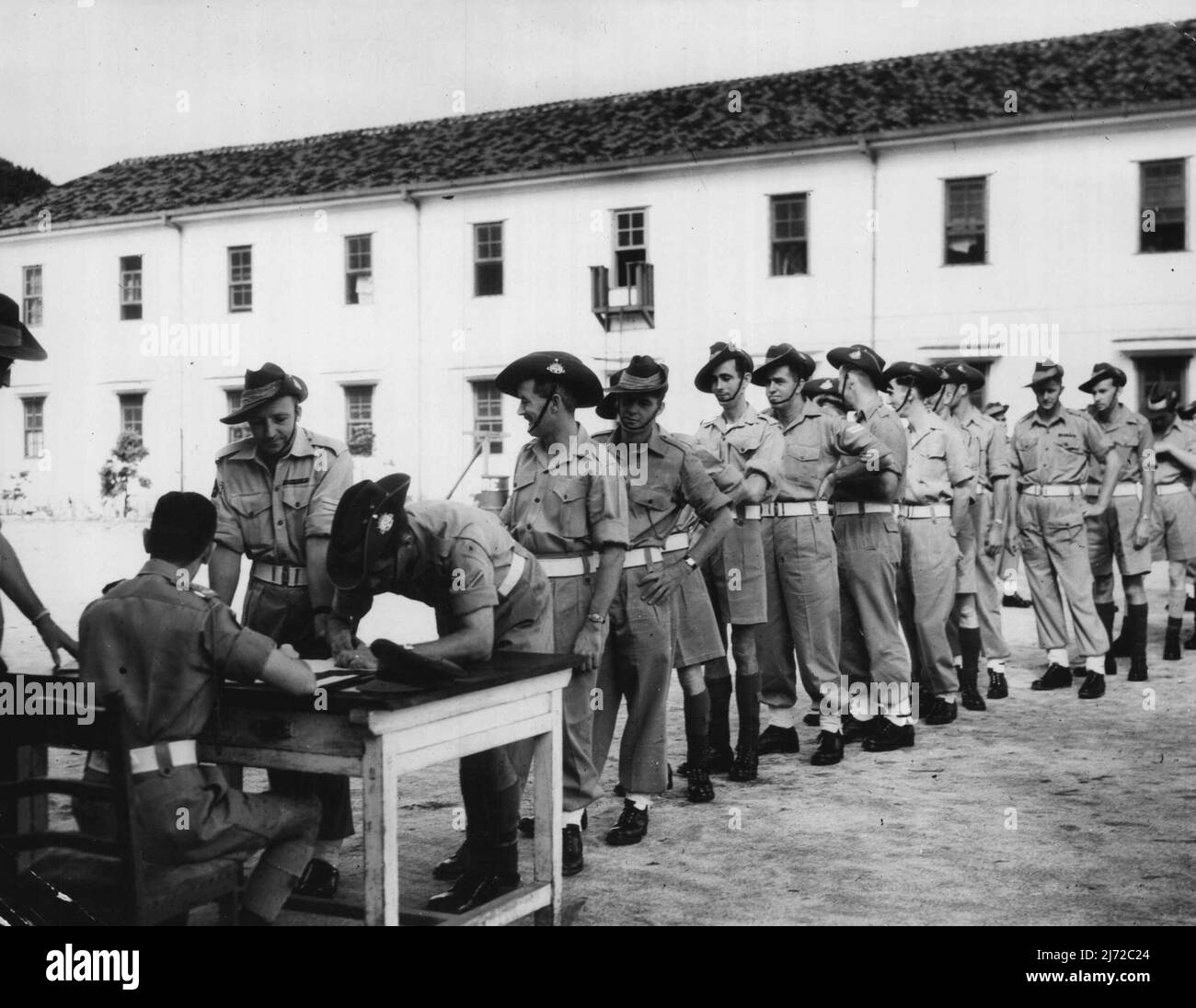 Dopo il volontariato alla settimana e per il servizio operativo in Corea, questi uomini di Battaglione 3, reggimento reale australiano, in Giappone, hanno aspettato il loro turno di iscriversi. Agosto 2, 1950. (Foto della sezione Relazioni pubbliche, sede centrale BCOF Giappone). Foto Stock