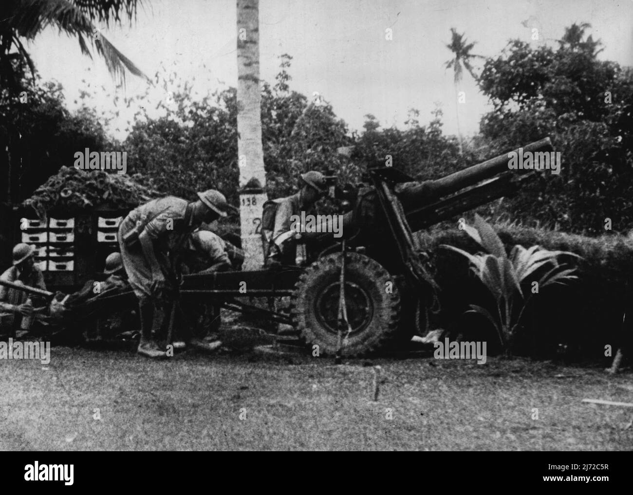 Divenne uno stile di vita per i Diggers del reggimento di campo del 2/15, sostenendo la sillata divisione 8th dell'AIF nel suo ritiro a Singapore. Ma mentre caddero indietro, i pistoleri di questo famoso reggimento di artiglieria infliggevano pesanti vittime sui giapponesi. Erano continuamente in contatto con il nemico per quattro settimane. In un agguerrito impegno, quasi 5.000 turni sono stati lanciati in un combattimento di fuoco di sei ore!. I corridori australiani della Malaya-guerra in azione. Le prime immagini ricevute di guerra in Malaya. Gennaio 28, 1942. Foto Stock