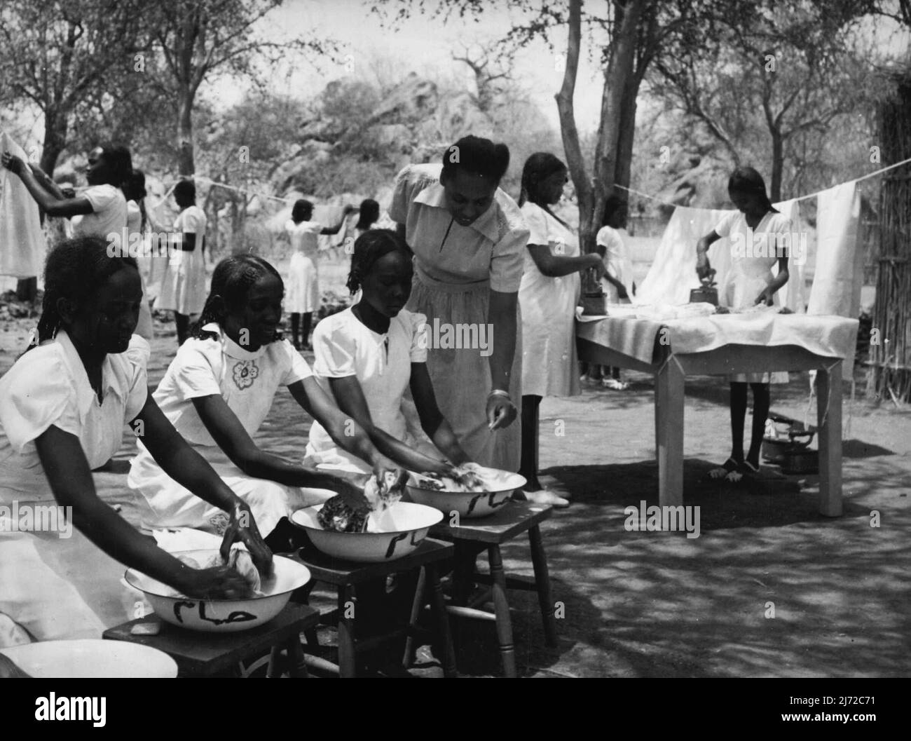 Le ragazze sudanesi si allenano per essere insegnanti. Imparano nelle aule di erba Hut fino a quando il nuovo college non è pronto. Ogni ragazza ha il proprio lavandino contrassegnato con il proprio nome. Maggio 14, 1953. (Foto dell'Ufficio Centrale delle informazioni). Foto Stock
