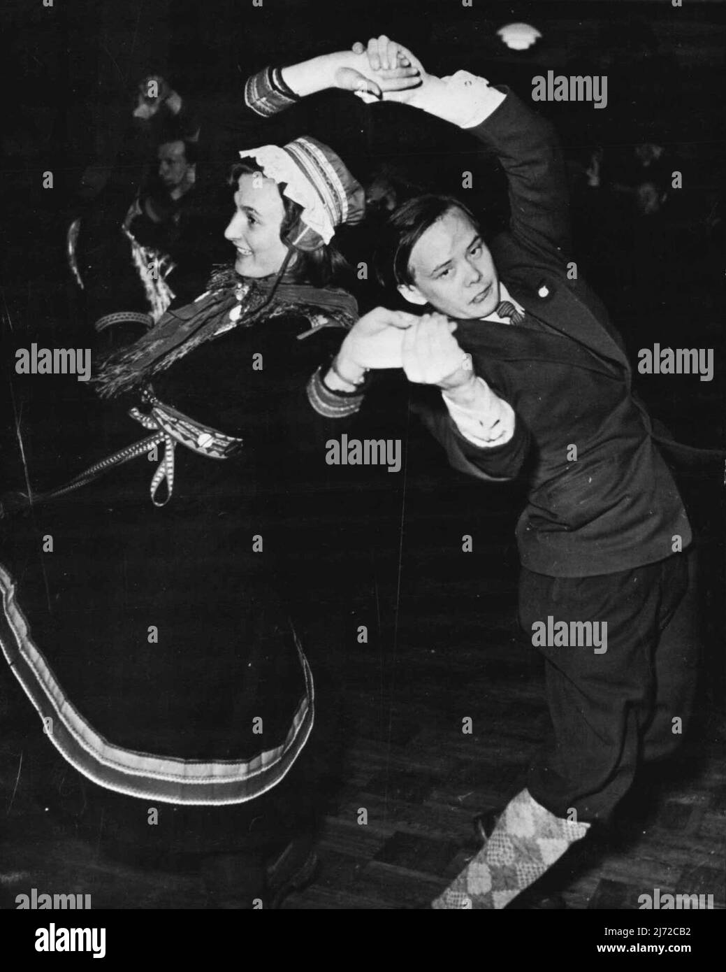 Lapplanders Square Dancing in Annual Championships -- come i ballerini di piazza in Canada, Lapplanders derivano il piacere immenso dal loro sguardo balli popolari durante i recenti campionati annuali dei lapplanders'. Non si tratta di un campionato per trovare i migliori ballerini quadrati, ma solo il modo in cui i lapplandri nel nord della Svezia godono le loro danze folcloristiche in costumi nazionali, quando come ogni anno si sono riuniti di recente per i campionati di piste da sci, lancio di lappland e altre caratteristiche della vita una delle competizioni si svolge sotto il titolo strano di 'Infermieristica'. Marzo 04, 1952. (Foto di Paul Popper). Foto Stock