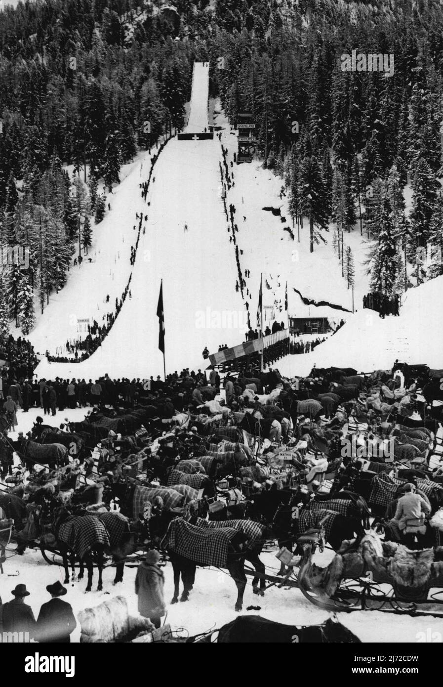 Sci-jumping a St. Moritz -- Una vista generale della grande gara di sci-jumping in corso sul Leap Olympia, St. Moritz il 26 dicembre, mostrando il parco affollato slitta in primo piano. Dicembre 28, 1933. (Foto della stampante associata). Foto Stock