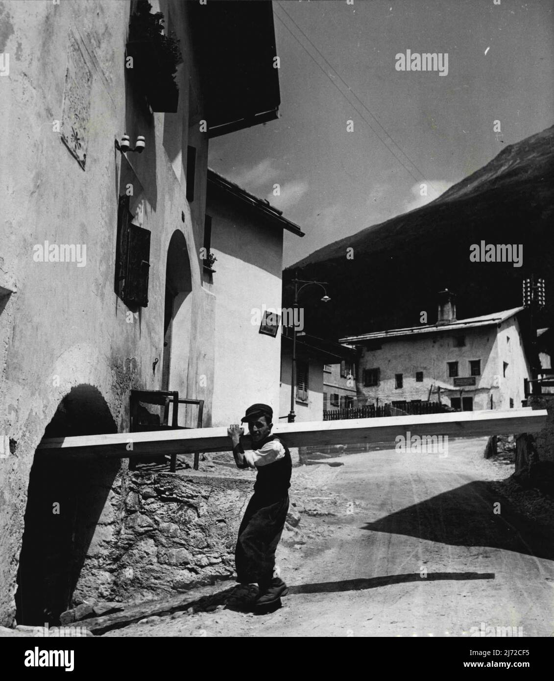 Pontresina -- la vita nelle alte Alpi della Svizzera. Il legno domina la  scena -- a Pontresina (e in tutto il paese) il legno è la materia prima più  importante. Viene utilizzato