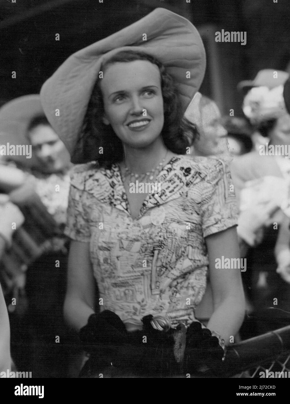 La signora Eric McIllree, di Cremorne, indossava ieri un abito americano di stampa in bianco e nero a Randwick. Il suo cappello, di moire rosa schiacciato, è venuto anche davanti agli Stati Uniti. Ottobre 5, 1947. Foto Stock