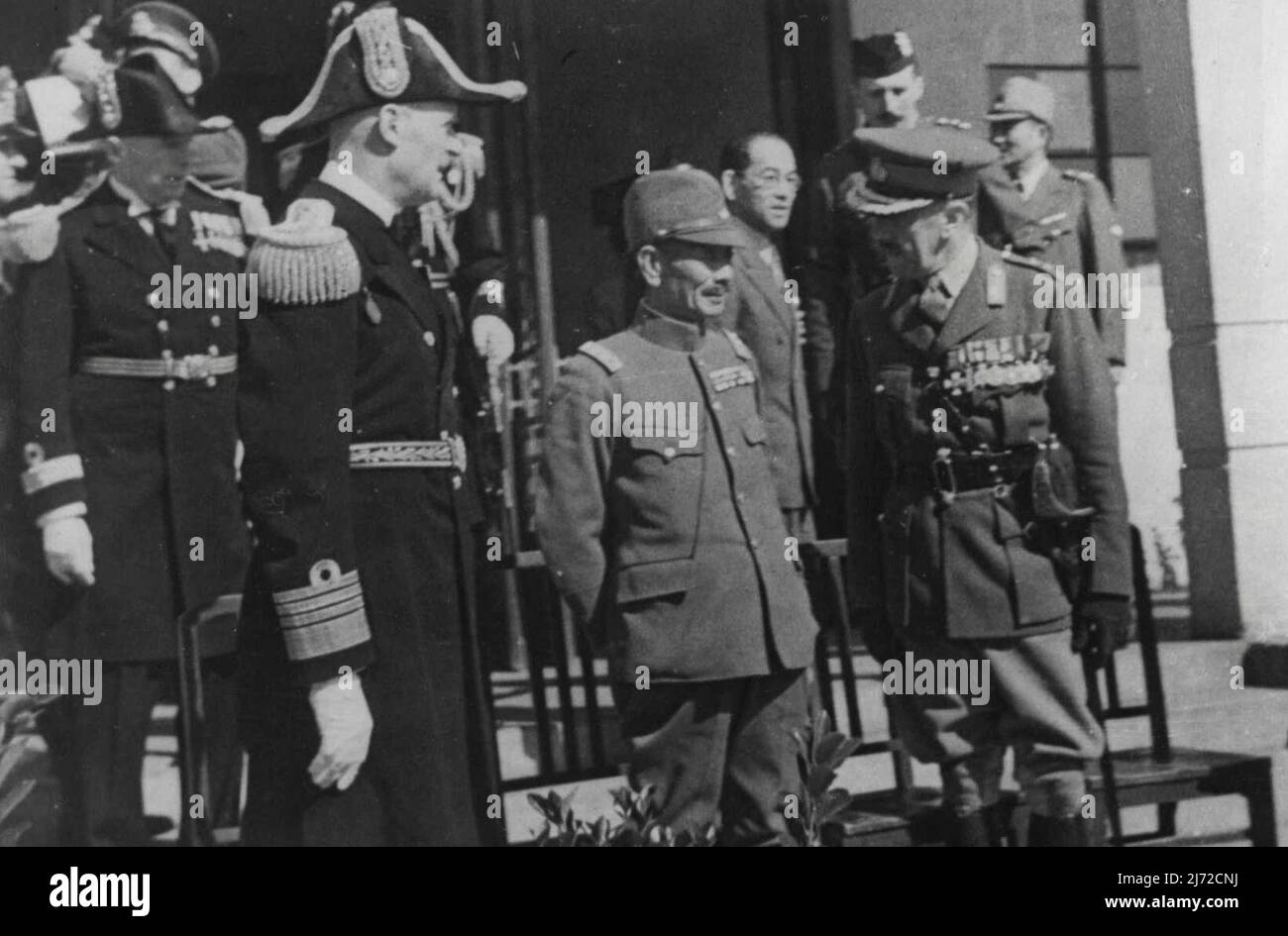 Visita del C-in-C britannico probabile futuro dittatore del comune cinese di Shanghai -- Generale Iwane Matsui (centro), comandante delle forze armate giapponesi che operano nell'area di Shanghai e probabile futuro dittatore del comune cinese di Grande Shanghai. Questa fotografia è stata scattata in occasione dell'amichevole appello dell'ammiraglio Sir Charles Little (a sinistra) e del generale maggiore A. P. D. Telfer-Smollett, rispettivamente comandante in capo delle forze Navali britanniche e comandante in capo delle forze militari britanniche a Shanghai. Si riferisce che il sminuitivo generale giapponese mantenne le sue due distanti Foto Stock