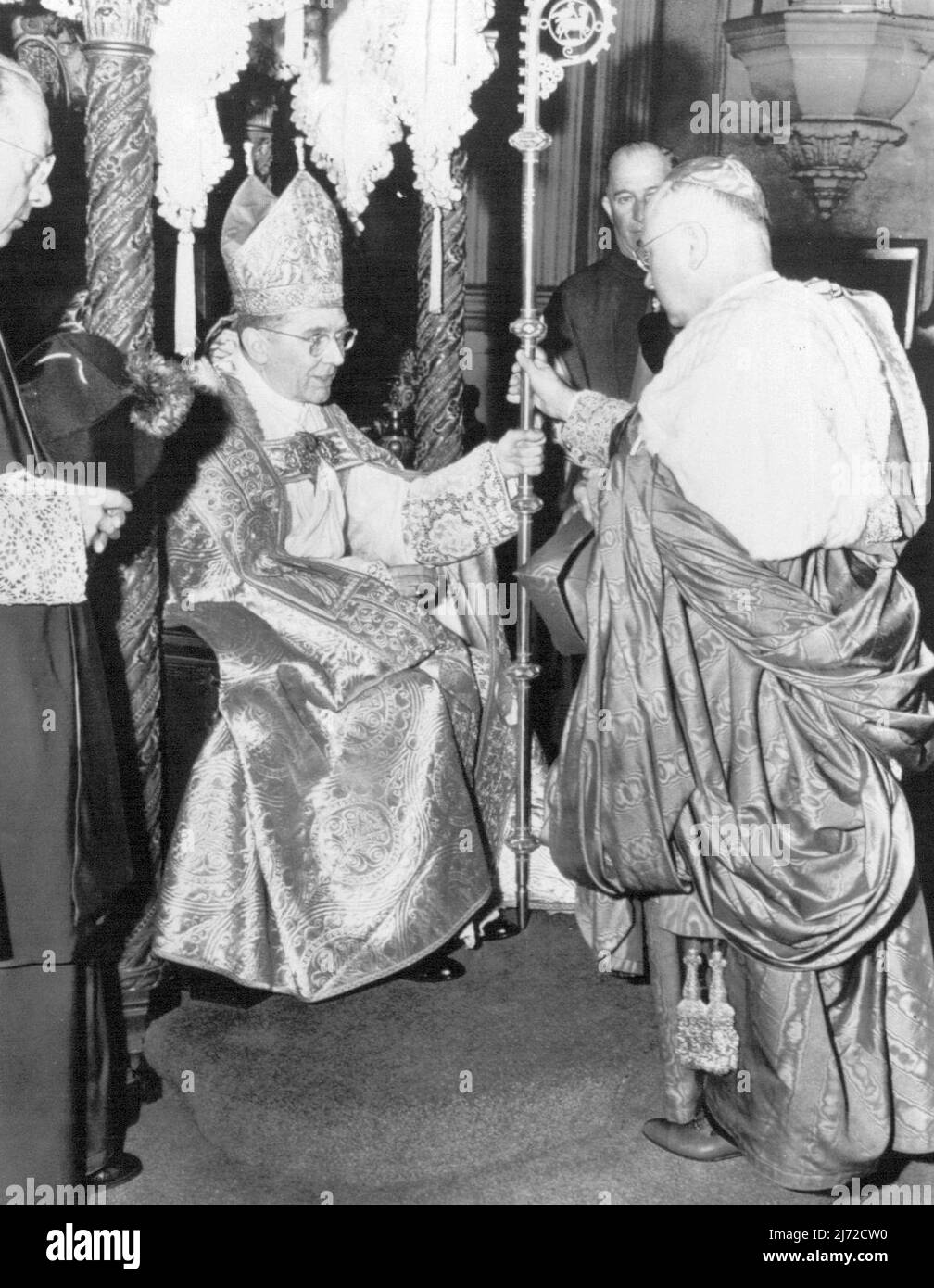 Nuovo nuovo arcivescovo installato -- l'arcivescovo J. Francis A. McIntyre, seduto sul trono episcopale, riceve il crosier, simbolo del suo ufficio, dalle mani del Cardinale Francis Spellman di New York nella sua installazione odierna come arcivescovo di Los Angles. Marzo 19, 1948. (Foto di AP Wirephoto). Foto Stock